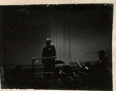 Նեգատիվ՝ լուսանկարի. Ա. Խաչատրյանը Նյու Յորքի Քարնեգի Հոլ համերգասրահում տեղի  սիմֆոնիկ նվագախմբի հետ իր հեղինակային համերգի ժամանակ