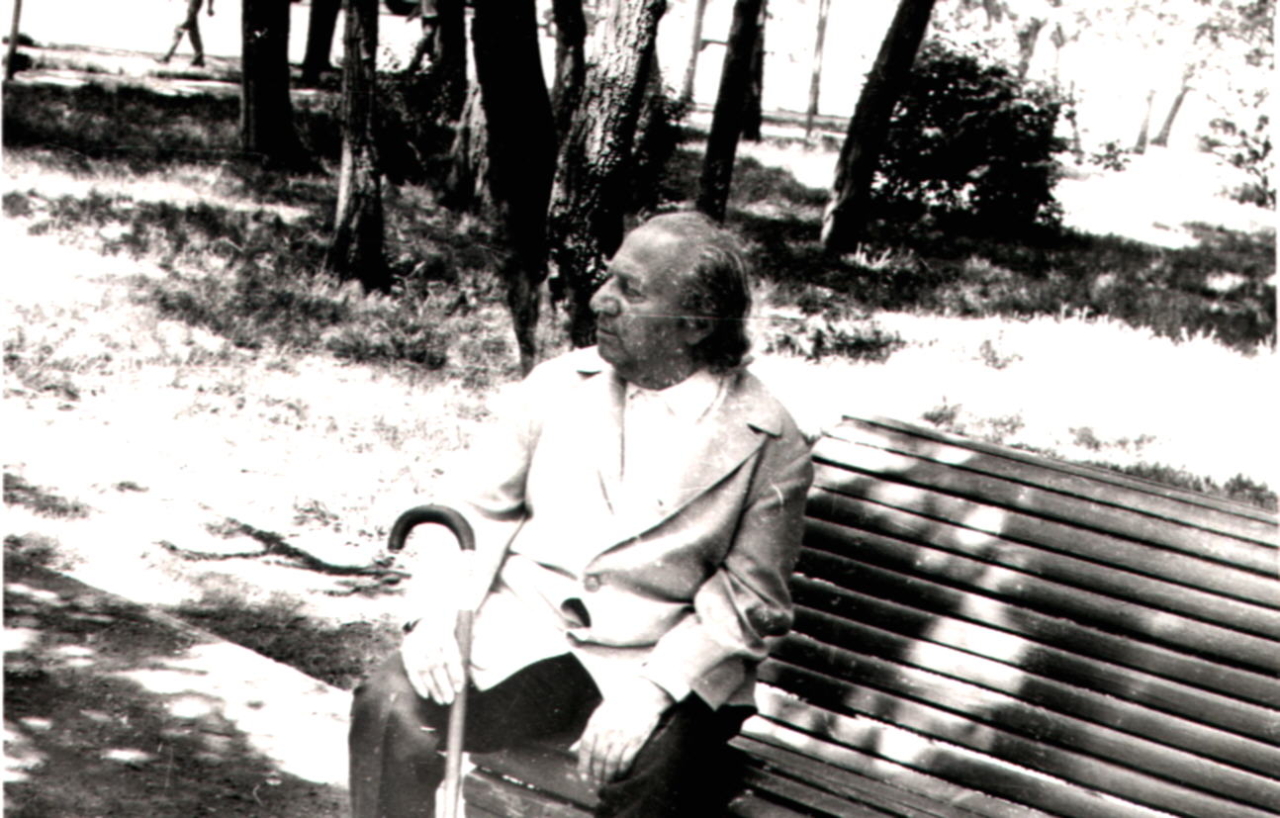 Երվանդ Քոչարը   զբոսայգում՝  նստարանին նստած, Երևան, 1974