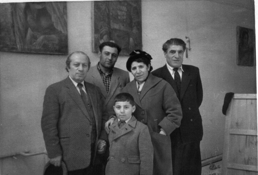 Ե. Քոչարը,  կինը՝ Մանիկի, որդին՝ Ռուբիկը  և երկու տղամարդ, Երևան,  21 մարտի, 1961