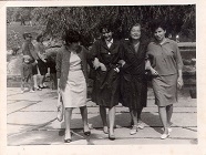Մարինա Սպենդիարովան երեք անծանոթ կանանց հետ այգում թևանցուկ կանգնած: