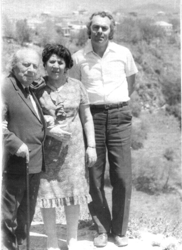 Ե. Քոչարը կնոջ՝ Մանիկ Մկրտչյանի և  մի տղամարդու հետ, 1970 - ականներ