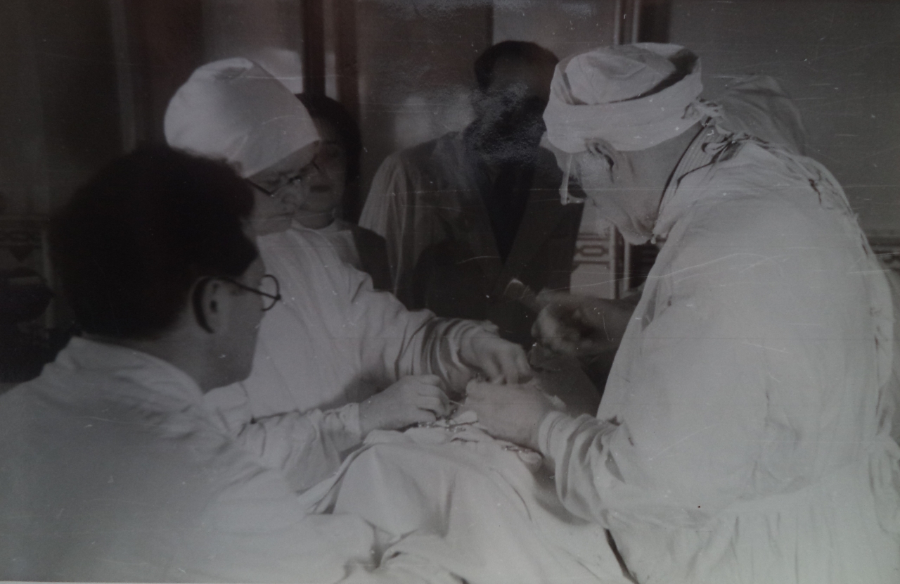 Լևոն  Օրբելին  իր աշխատակցների հետ՝ վիրահատություն կատարելիս