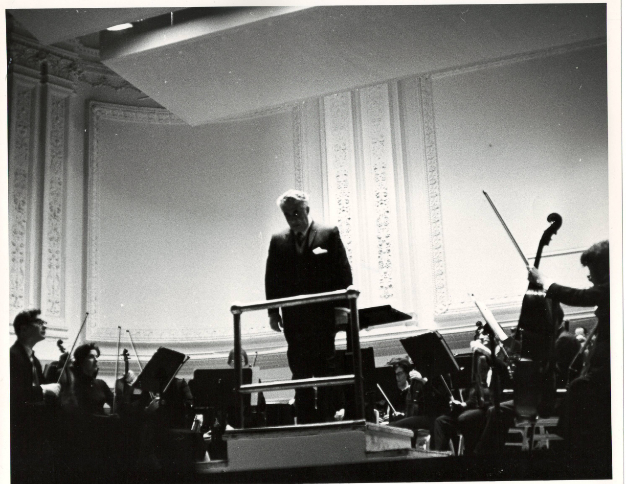 Լուսանկար. Ա. Խաչատրյանը Նյու Յորքի Քարնեգի Հոլ համերգասրահում Ամերիկայի ազգային սիմֆոնիկ նվագախմբի հետ՝ հեղինակային համերգից հետո