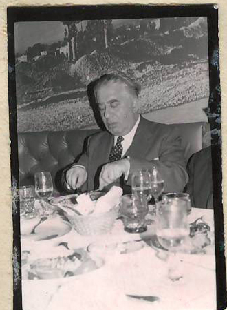 Նեգատիվ՝ լուսանկարի. Ա.Խաչատրյանը Նյու Յորքի «Արարատ» ռեստորանում իր պատվին կազմակերպված ճաշկերույթի ժամանակ