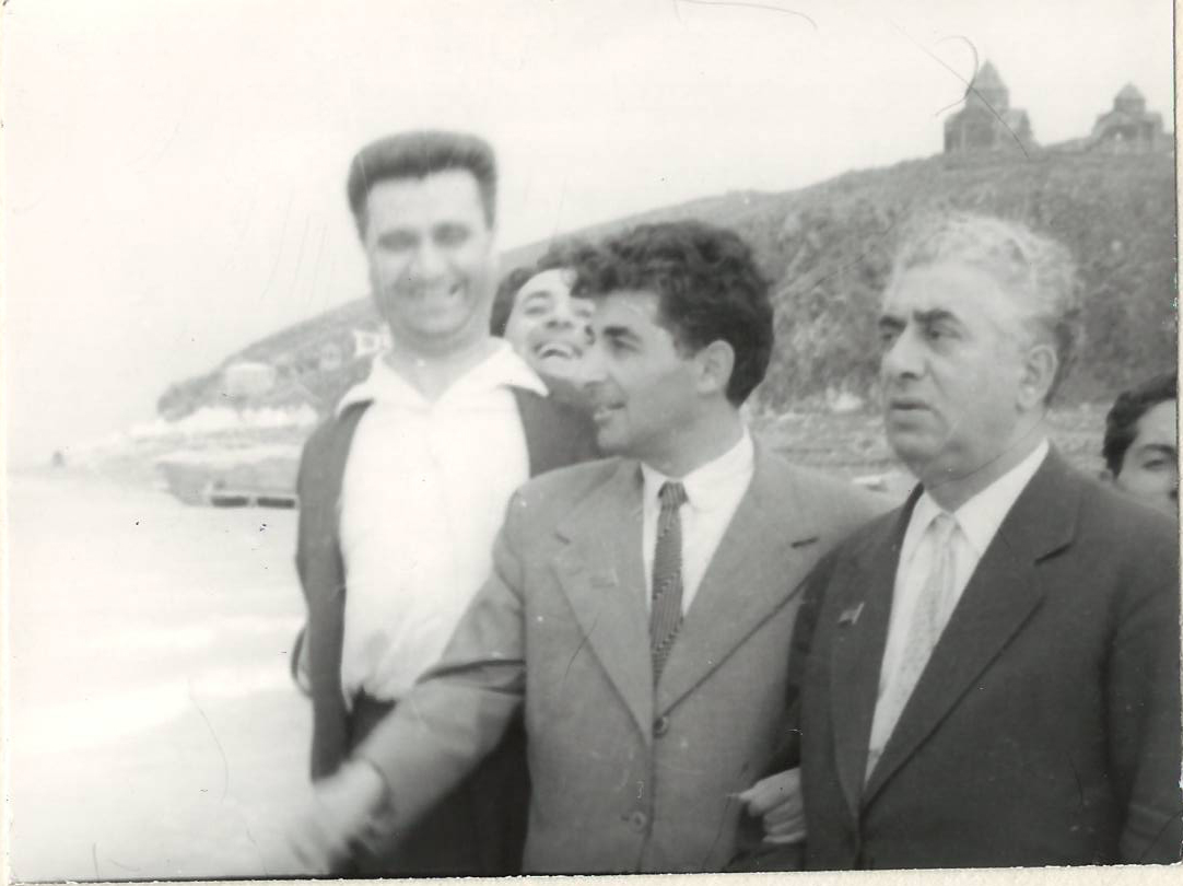 Նեգատիվ՝ լուսանկարի. Ա. Խաչատրյանը կոմպոզիտորներ Է.Միզոյանի, Ալ. Հարությունյանի և այլոց հետ Սևանա լճի ափին 