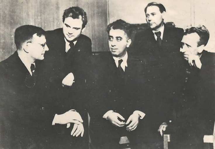Նեգատիվ՝ լուսանկարի. Ա. Խաչատրյանը կոմպոզիտորներ Դ. Շոստակովիչի, Տ. Խրեննիկովի և ուրիշների հետ