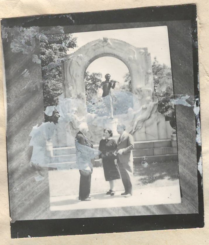 Նեգատիվ՝ լուսանկարի  ՝  Ա.Խաչատրյանը  կնոջ՝ Նինա Մակարովայի և ավստրիացի կոմպոզիտոր Ժոզեֆ Մարքսի հետ Յ.Շրտրաուսի հուշարձանի մոտ